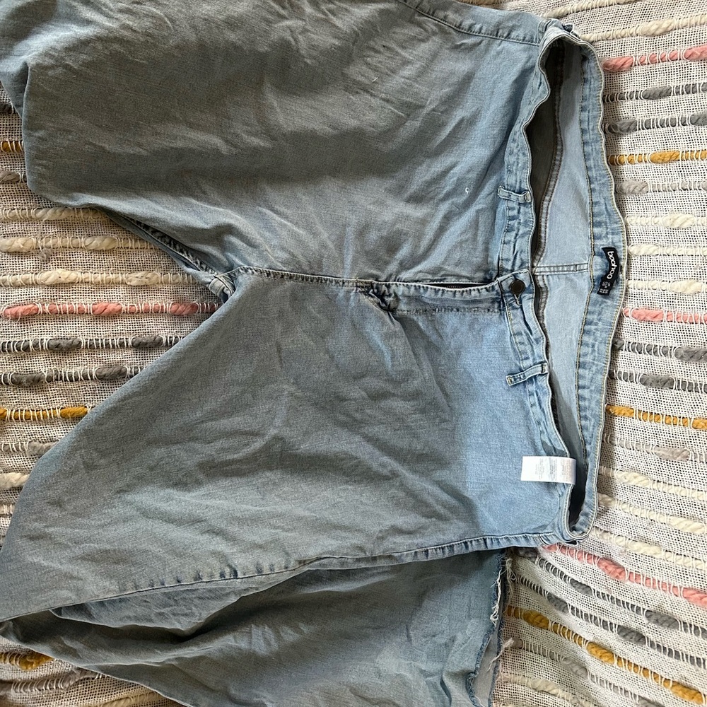 LIGHT WASHED BOOTCUT JEANS. NEVER WORN